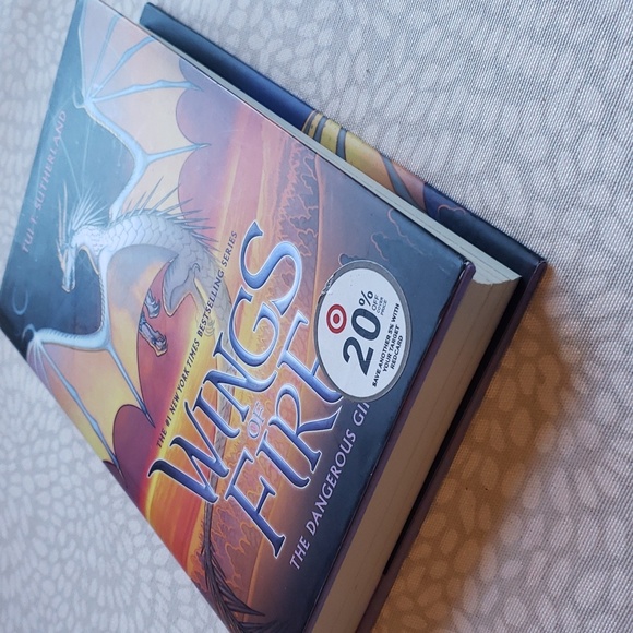 Wings of Fire: The Dangerous Gift by Tui T. Sutherland - Picture 2 of 4